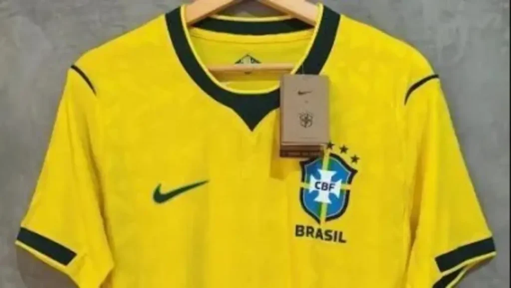 Detalhes dos novos uniformes da Seleção Brasileira para a Copa do Mundo de 2026, incluindo o modelo principal amarelo e o reserva azul com a marca Jordan.