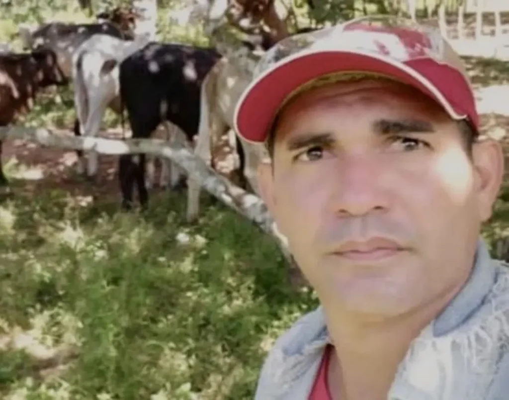 Viaturas da Polícia Militar em frente à residência onde Alcebias Oliveira foi assassinado em Água Branca.