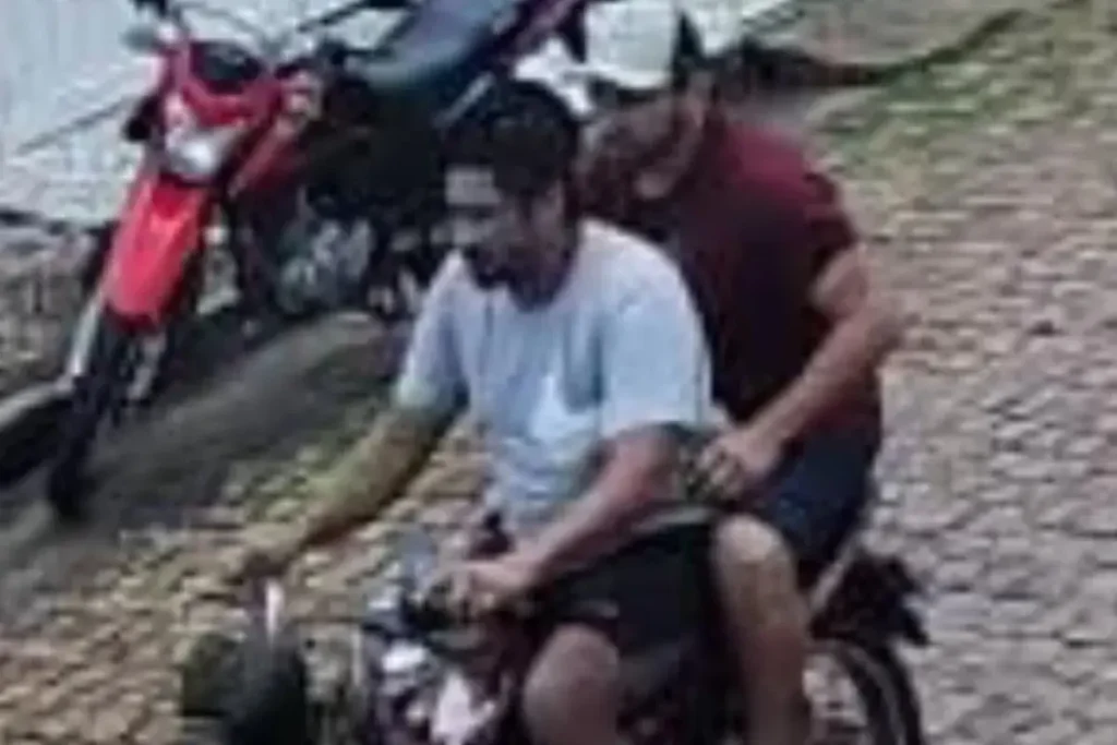 Em moto, homens armados roubam R$ 1.200 de idoso em Inhuma 2 Imagem ilustrativa de assalto a idoso em Inhuma, Piauí, por dupla em motocicleta. Polícia Civil investiga o roubo.