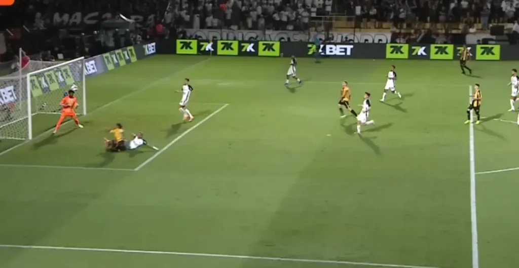 Jogadores do Novorizontino comemoram gol de Mayk que garantiu a vitória sobre o Corinthians e a vaga na final do Campeonato Paulista.