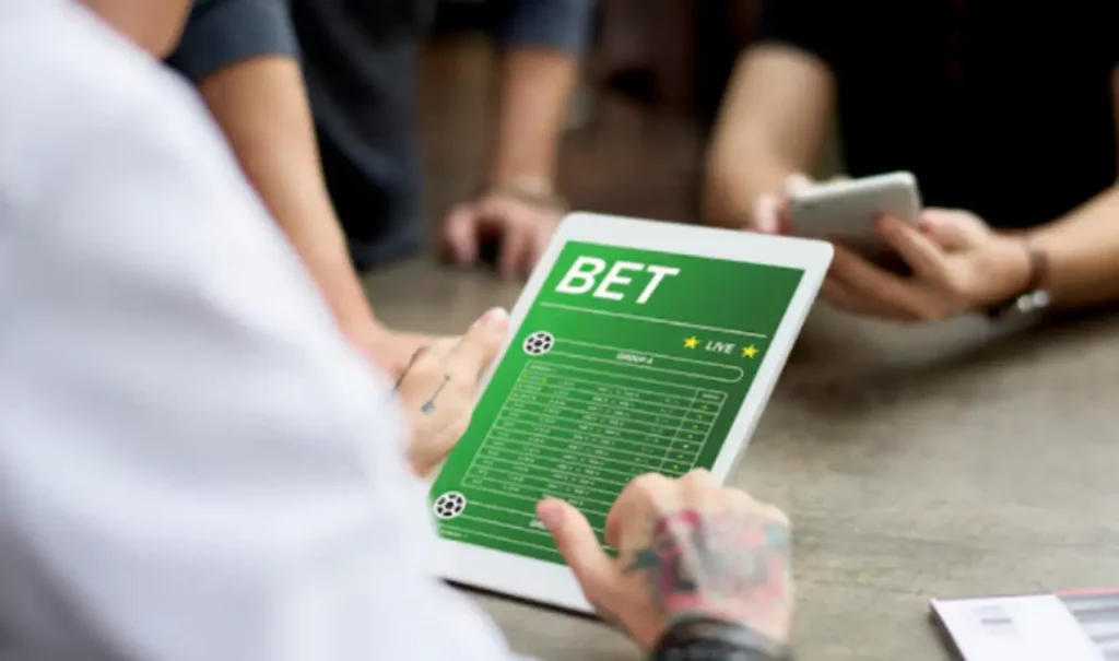 Uma pessoa apostando em partidas de futebol pela internet.