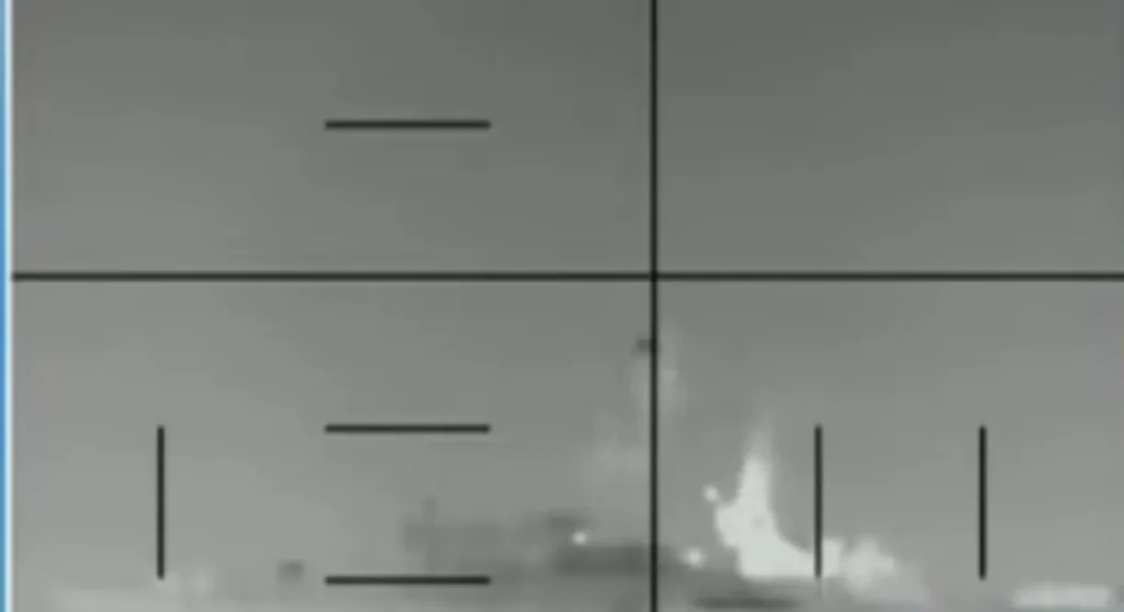 Submarino militar dos EUA em operação, com navio de guerra iraniano sendo atingido por torpedo no Oceano Índico.