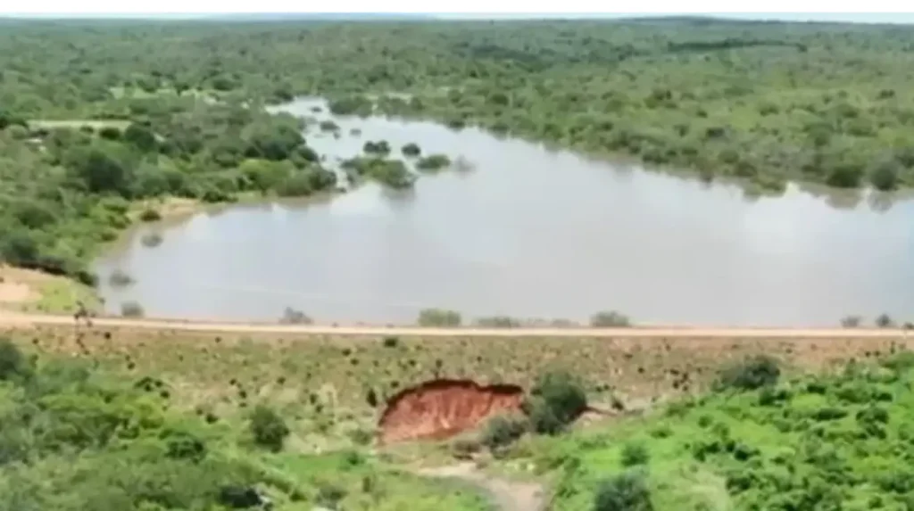 Quinze famílias são retiradas de área de risco em Coronel José Dias após alerta de barragem 10 Barragem da Barra do Campestre em Coronel José Dias, Piauí, com nível de água elevado e máquinas de manutenção.