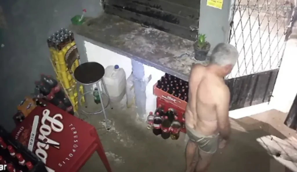 Câmera de segurança registra assalto a idoso em bar de Francisco Ayres, Piauí.