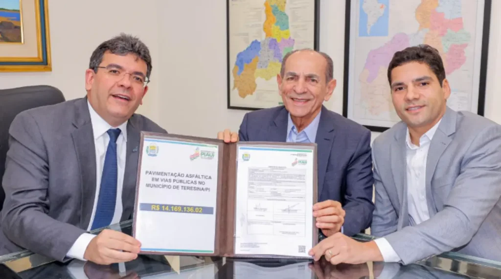 Máquina de pavimentação asfáltica em ação em rua de Teresina, Piauí, com trabalhadores e asfalto novo sendo aplicado, simbolizando as obras de infraestrutura urbana.