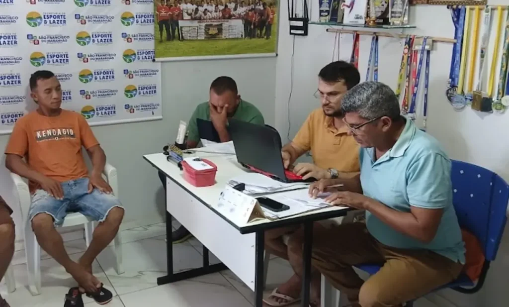 Secretário José Borges e equipe em reunião para o Campeonato Taça 10 de Maio de Futebol Amador em São Francisco do Maranhão.