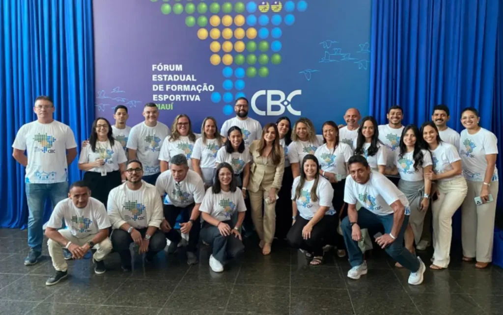 Pessoas assistem a palestra no Fórum Estadual de Formação Esportiva em Teresina, Piauí, com painel de discussão.