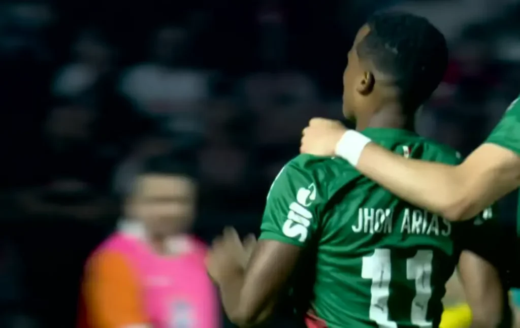 Jhon Arias, jogador do Palmeiras, comemora gol decisivo contra o São Paulo no Morumbi.