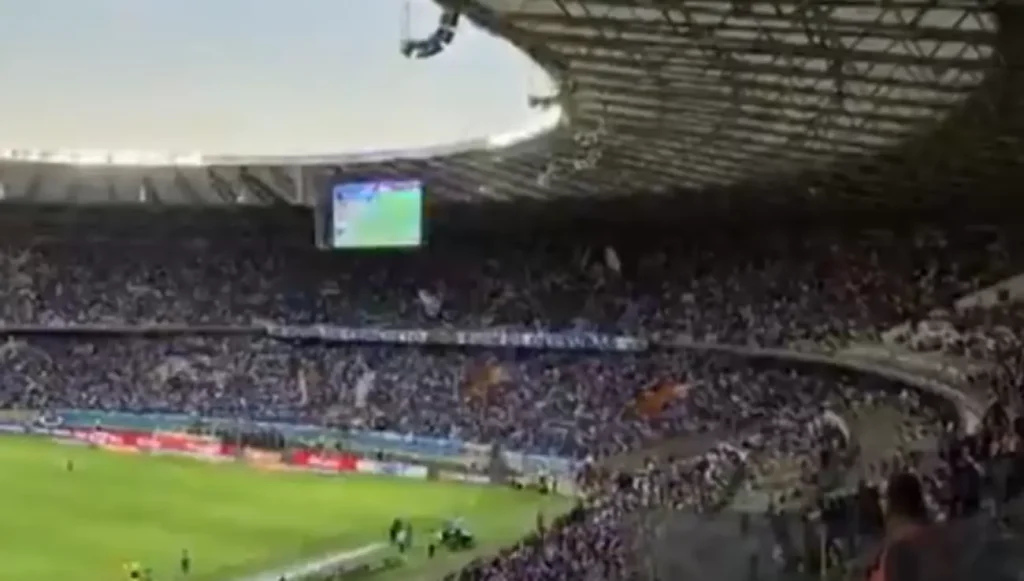 Jogadores do Cruzeiro em campo no Mineirão sob vaias da torcida após empate com o Santos
