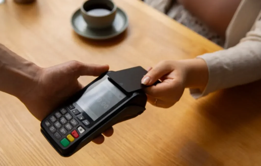 Cliente pagando com dispositivo nfc