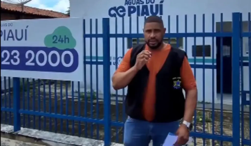 Detalhe de uma fatura de cobrança da empresa Águas do Piauí, com valores e dados de consumo, emitida para um morador da comunidade Morro da Lavinha, em Regeneração.
