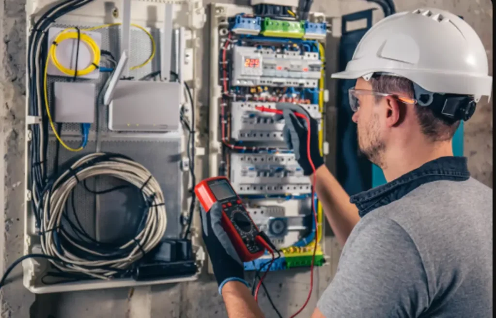 Homem, técnico eletricista, trabalhando em um quadro de distribuição de energia