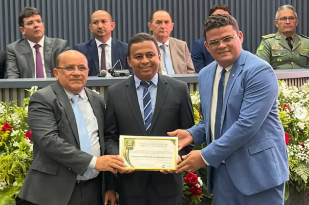 Governador Rafael Fonteles e deputado Dr. Francisco Costa recebem homenagens na tribuna da Câmara Municipal de Floriano durante sessão solene.