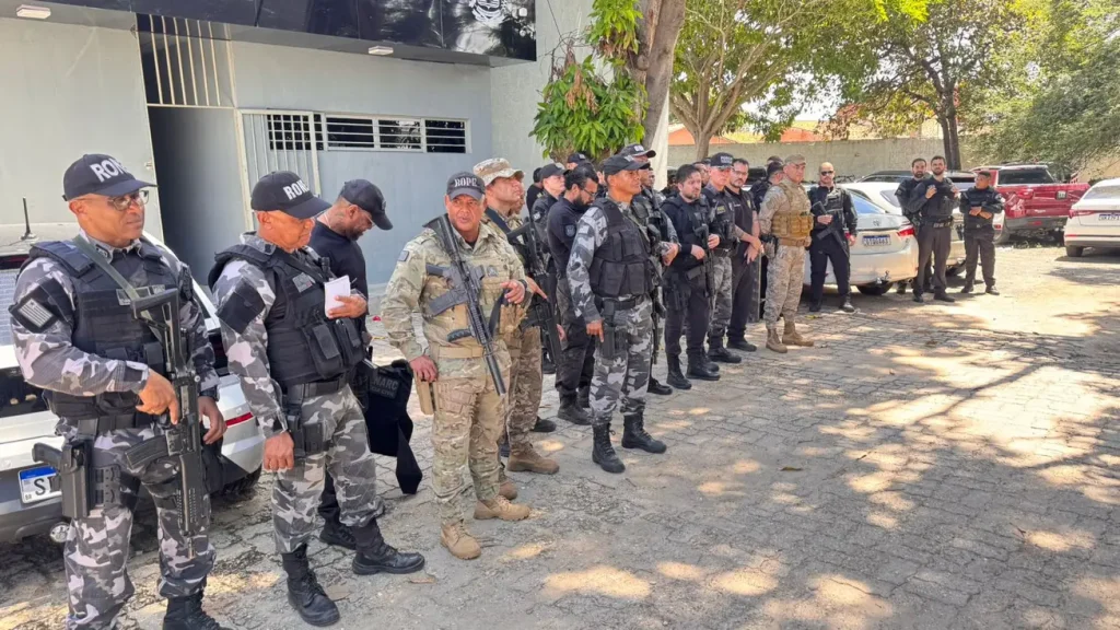 Policiais civis e militares em operação integrada no Piauí, com apreensão de drogas, armas e celulares.