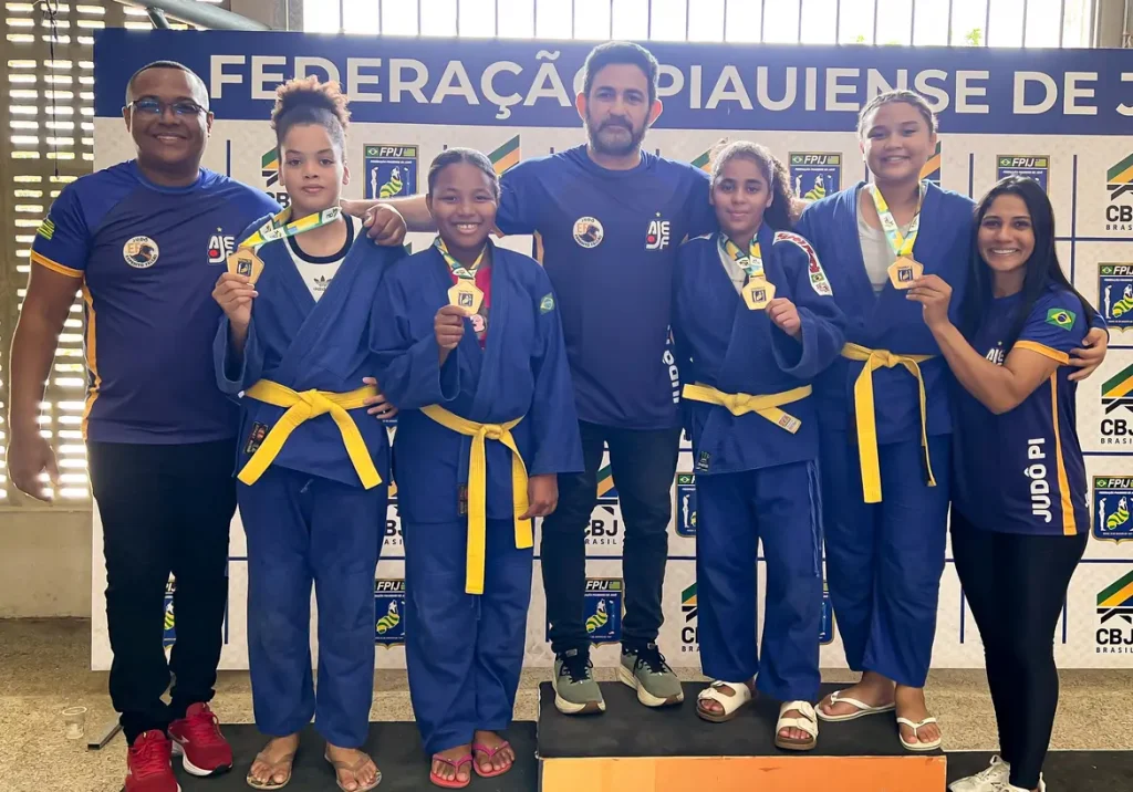 Quatro judocas de Amarante, Helena Vitória, Maria Cecília, Maria Eduarda e Aylla Ludmila, exibem suas medalhas de ouro da Copa Piauiense de Iniciantes 2026.