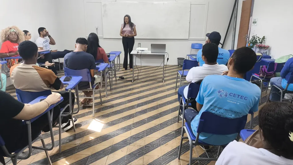 Mulheres participam de palestras e roda de conversa sobre empoderamento feminino e saúde mental na Faculdade CETEC Amarante, em evento do Dia Internacional da Mulher.