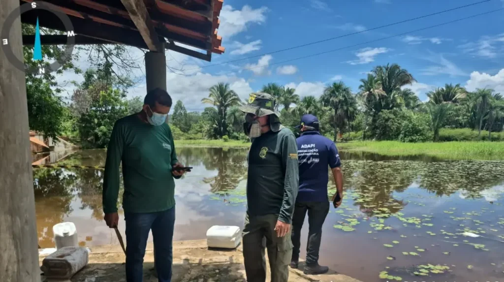 Técnicos da Semarh inspecionam local de acidente com carreta de produtos químicos em Bertolínia, Piauí.
