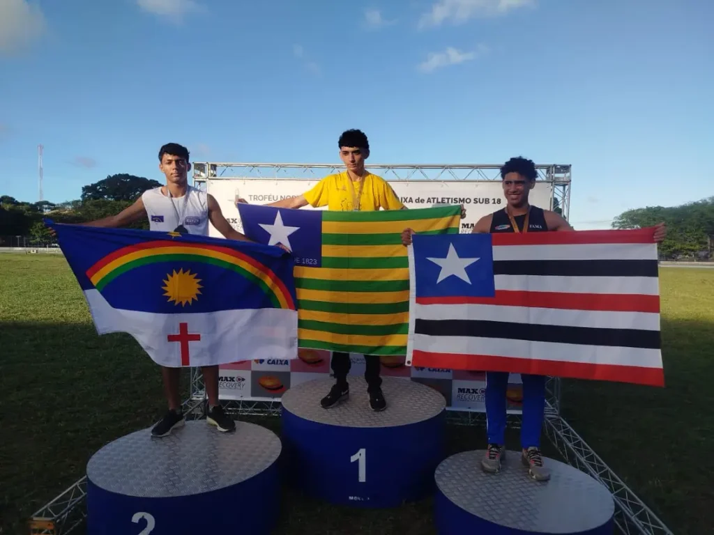 Guilherme Medeiros dos Santos, atleta de salto triplo, em destaque com uniforme esportivo.