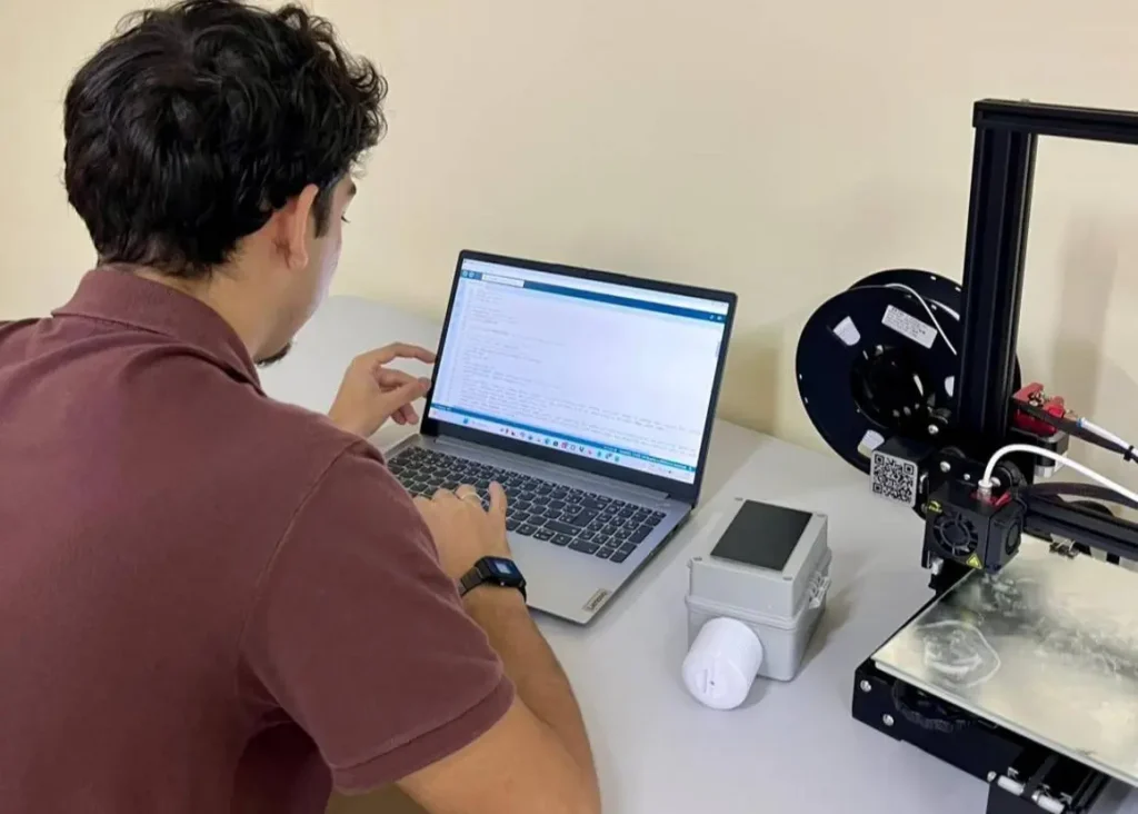 Jovem pesquisador João Antônio Martins em Teresina, Piauí, com equipamentos de monitoramento climático do projeto HomeLab Ambiental.