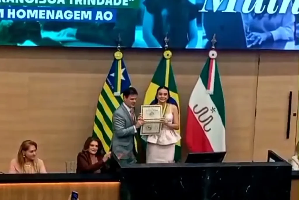 Secretária de Educação de Amarante, Ana Tércia Teixeira, sorrindo ao receber a Medalha do Mérito Legislativo Francisca Trindade no plenário da Assembleia Legislativa do Piauí.