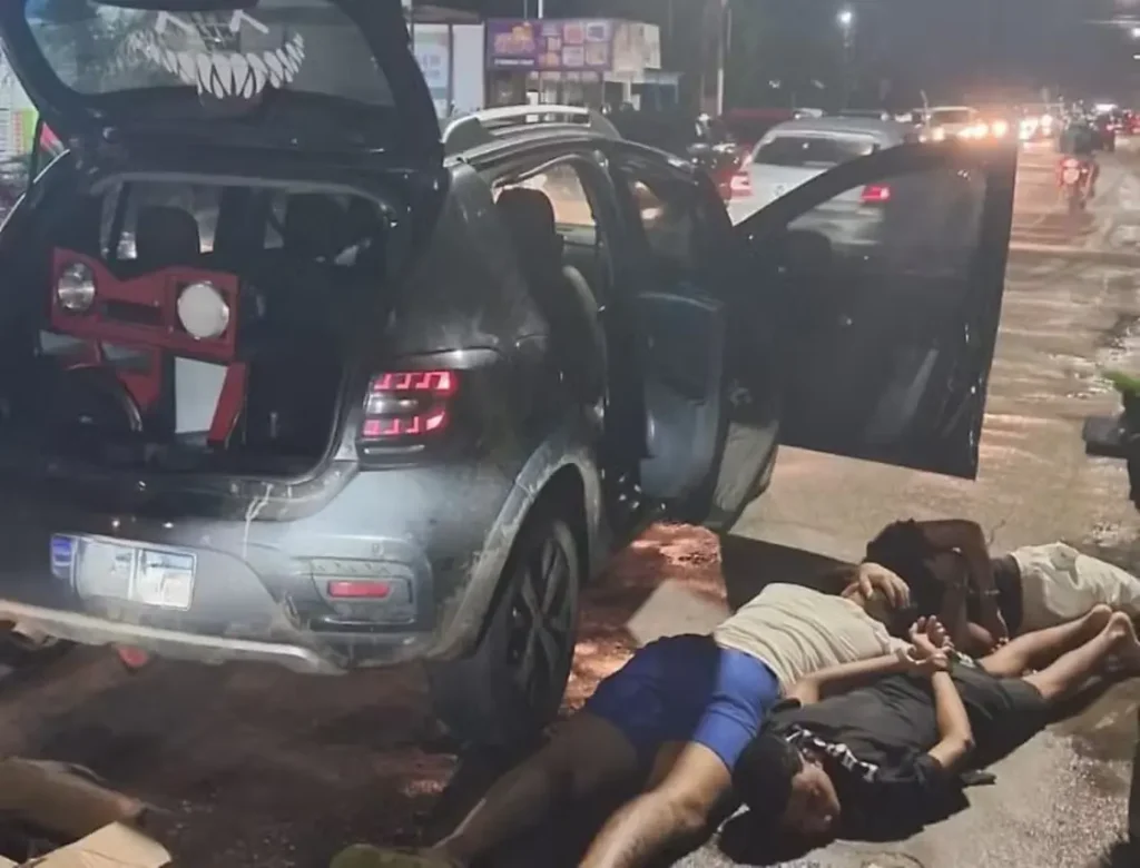 Viatura da Polícia Militar e carro de aplicativo recuperado após assalto em Paço do Lumiar