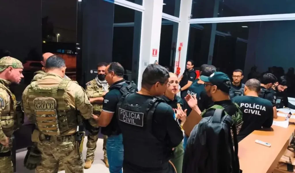 Policiais civis apreendem celulares e notebooks durante Operação Fake Stop contra fake news geradas por IA.