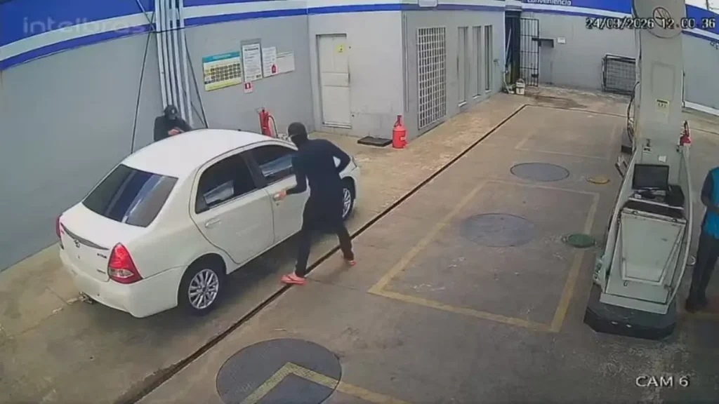 Agentes da Polícia Rodoviária Federal realizam abordagem a um carro em uma rodovia, durante operação que resultou na prisão de um foragido da Justiça.