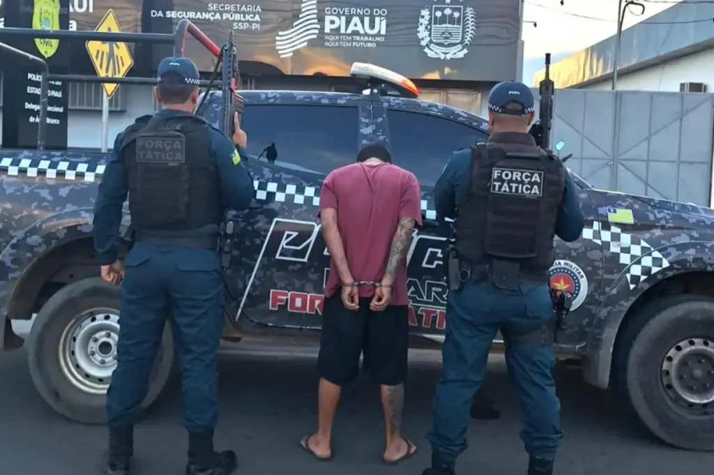 Polícia Militar do Piauí prende C.D.S.R., suspeito de homicídio em Água Branca, com revólver e dinheiro.