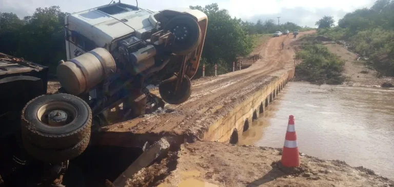 Caminhão de materiais de construção tomba em passagem molhada na zona rural de Dom Inocêncio