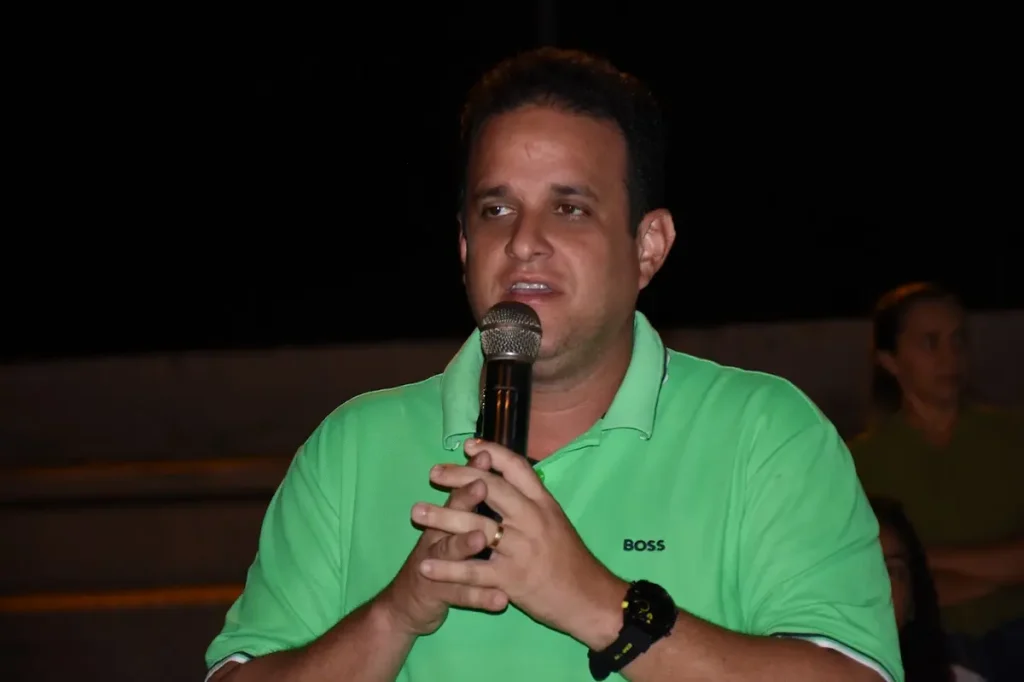Retrato oficial de Diego Teixeira, homem de terno e gravata, nomeado novo secretário de Estado do Agronegócio do Piauí.