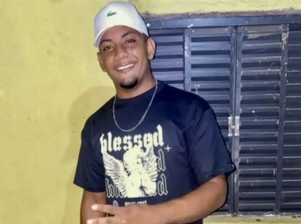 Motocicleta acidentada em via pública, com poste ao fundo, ilustrando o local do acidente fatal em Regeneração, Piauí.