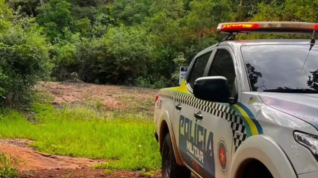 Policiais militares em um terreno isolado em Buriti dos Lopes, local onde um jovem foi encontrado morto com um corte no pescoço.