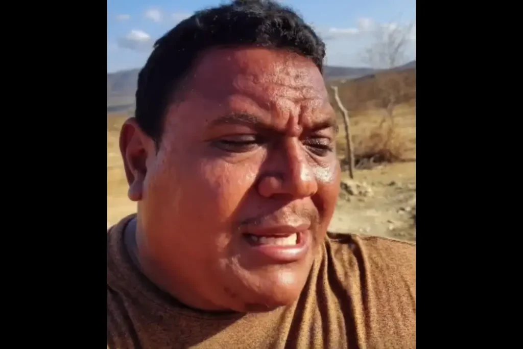 Eleitor elogia governo por vale-gás; em vídeo, personagem nordestino critica dependência 2 Botijão de gás de cozinha com notas de dinheiro, representando o programa vale-gás e a discussão sobre assistência social.
