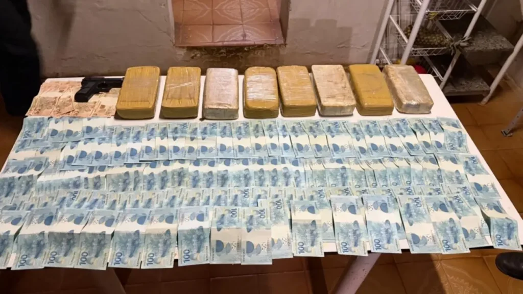 Policiais da SSP-PI com 10 quilos de entorpecentes e dinheiro apreendidos durante operação em Picos, Piauí