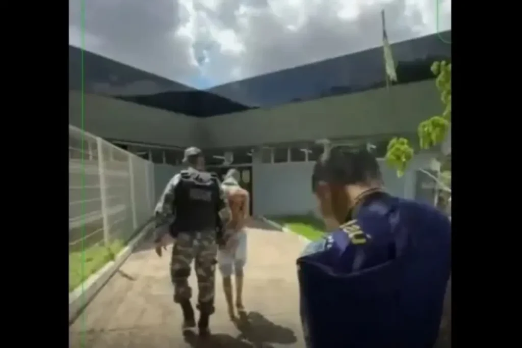 Irmãos são presos em Teresina suspeitos de homicídio de Jean Carlos Silva 4 Policiais do BPRONE prendem os irmãos Gustavo e Guilherme Gohan, suspeitos de homicídio em Teresina, Piauí.