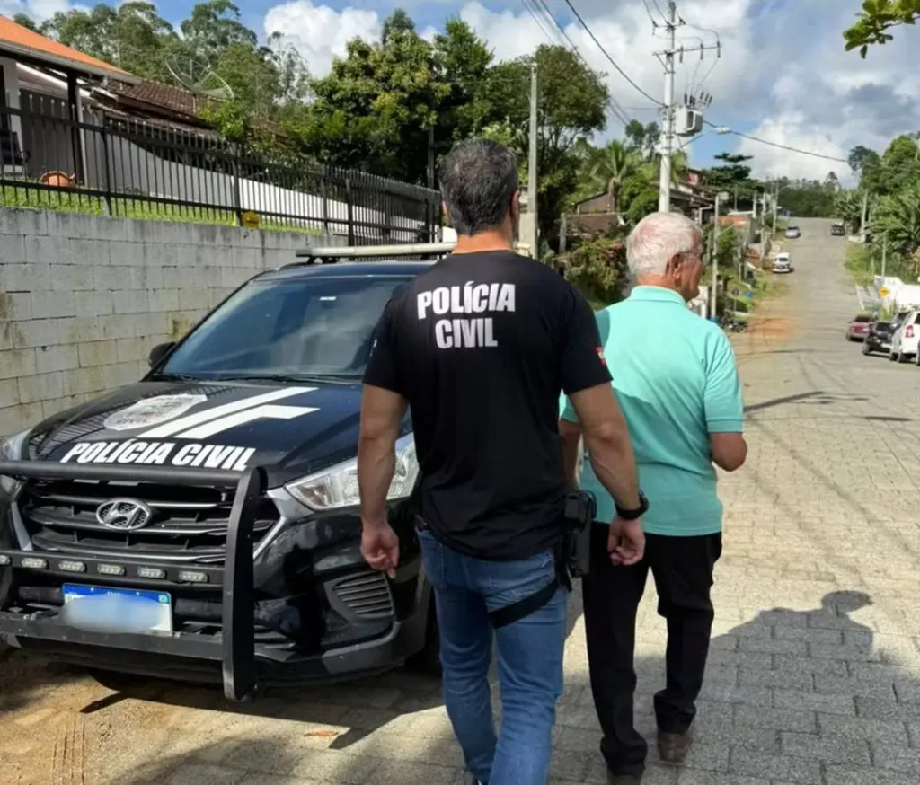Algemas de metal sobre uma superfície escura, simbolizando a prisão e condenação de um pastor por estupro de vulnerável.