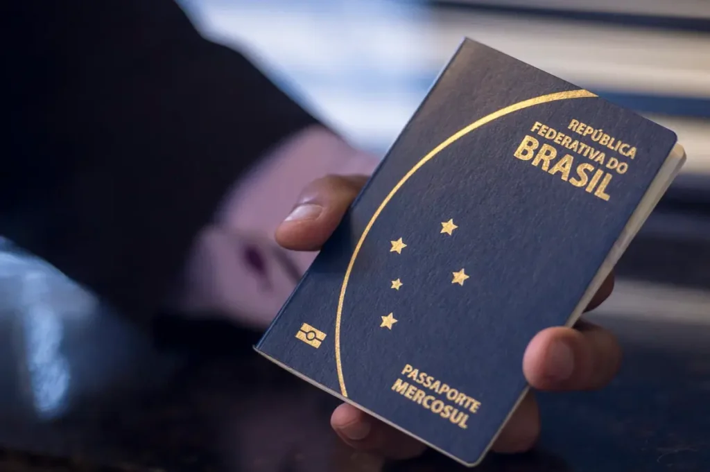 Polícia Federal e passaporte, ilustrando a suspensão da emissão de documentos no Piauí.