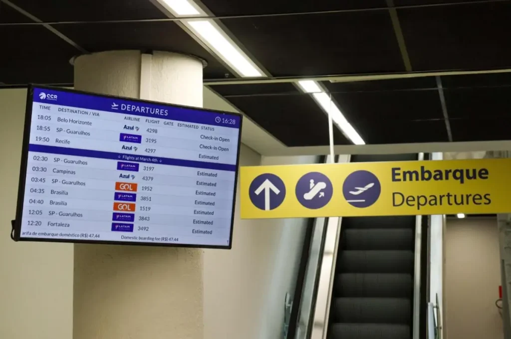 Passageiros com malas de viagem no saguão do Aeroporto Senador Petrônio Portella, em Teresina.