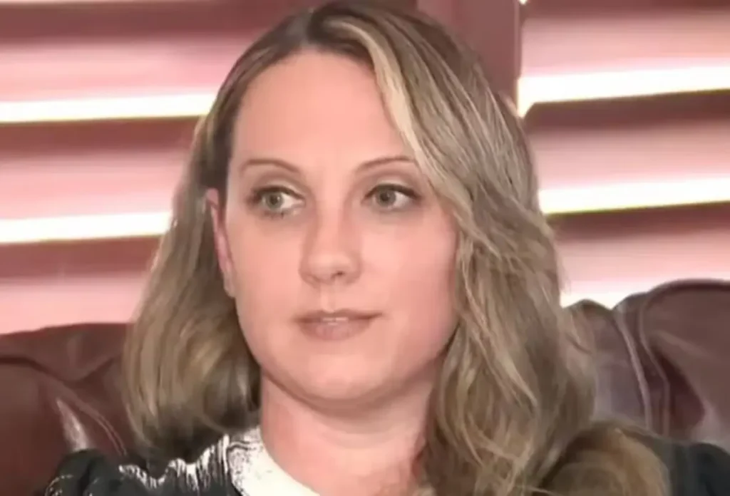 Close-up de uma bola de sorvete de noz-pecÃ£ com um prego de metal cravado em sua superfÃ­cie.