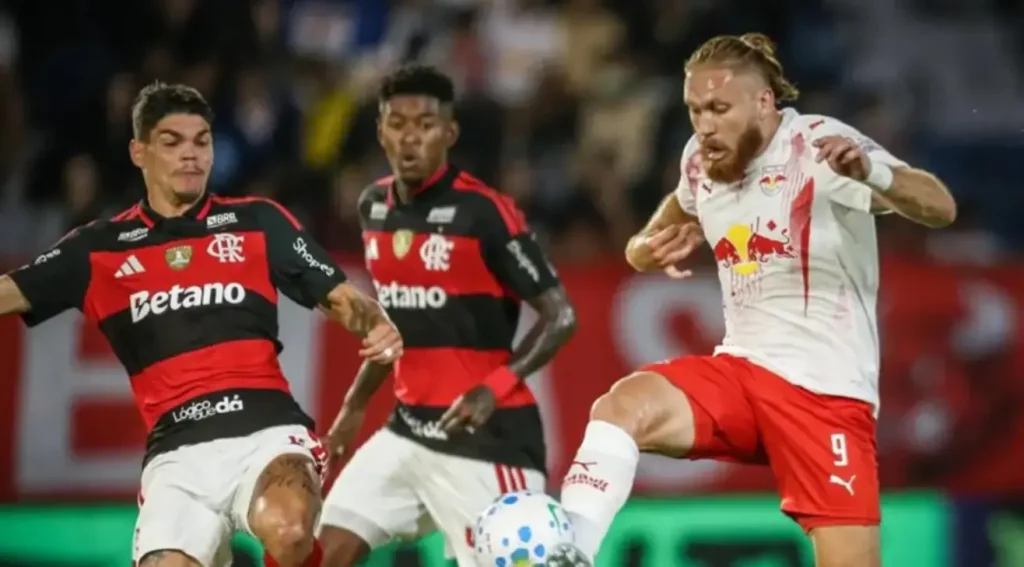 Jogadores do Bragantino comemoram um dos gols durante a vitória por 3 a 0 sobre o Flamengo, em partida do Campeonato Brasileiro de 2026.