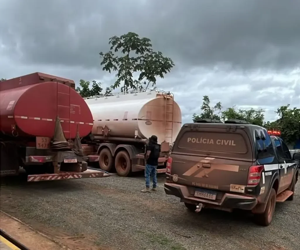 Caminhão-tanque recuperado pela Polícia Civil do Maranhão, estacionado em pátio de um posto de combustíveis.