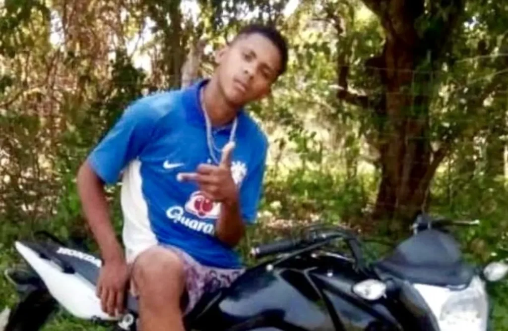 Motocicleta destruída no local do acidente na BR-343, próximo a Angical do Piauí, após colisão fatal com a traseira de uma carreta.