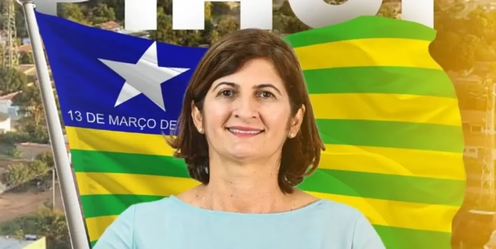Mulher de cabelos castanhos sorrindo, em uma montagem gráfica com a bandeira do estado do Piauí ao fundo.