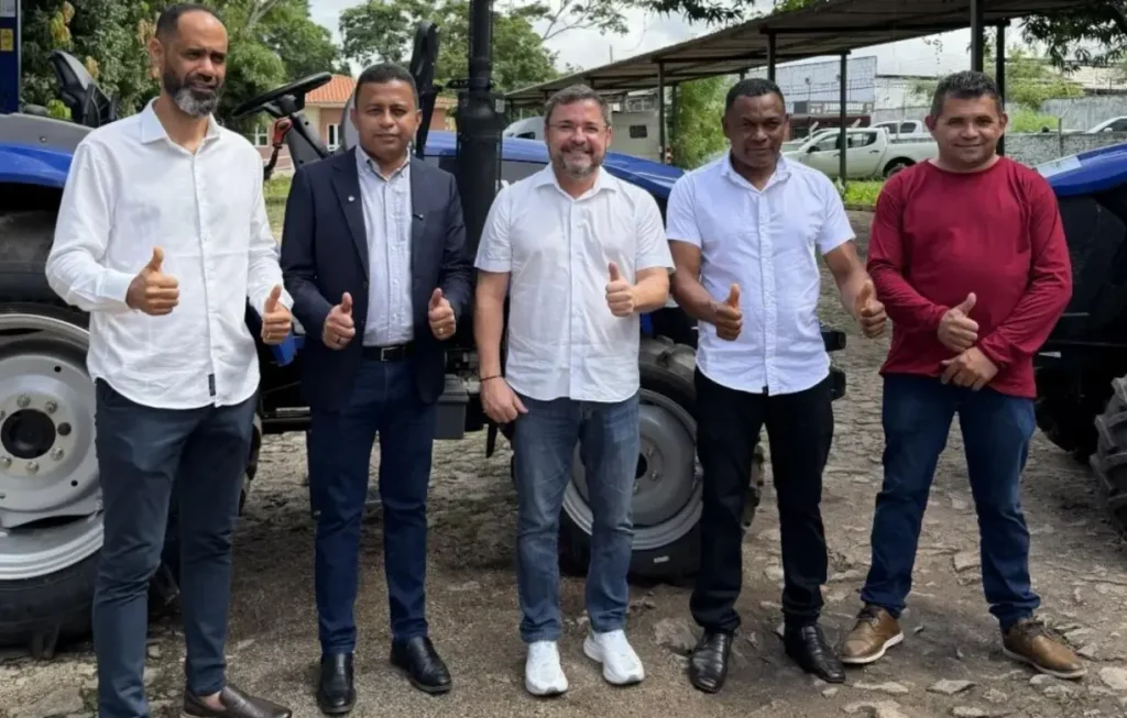 Dr. Francisco e lideranças políticas durante entrega de tratores