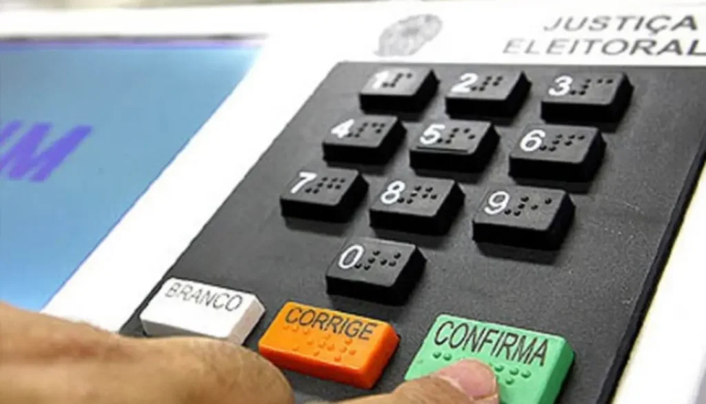 Prazo para regularizar título de eleitor no Piauí termina em 6 de maio 4 eleitor confirmando o voto na urna durante eleições
