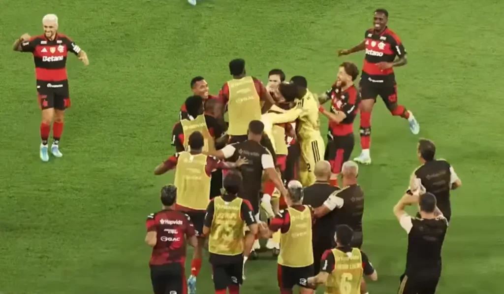 Pedro, atacante do Flamengo, comemora gol contra o Fluminense no Maracanã pelo Campeonato Brasileiro 2026
