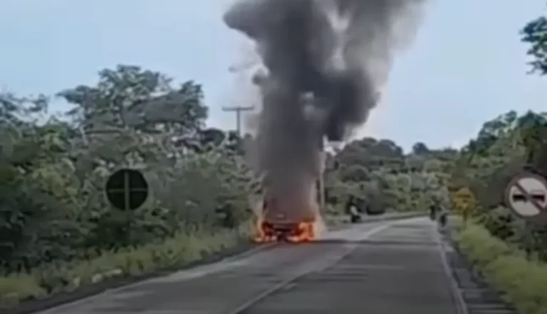 Ambulância pega fogo durante transporte de paciente em rodovia do Piauí