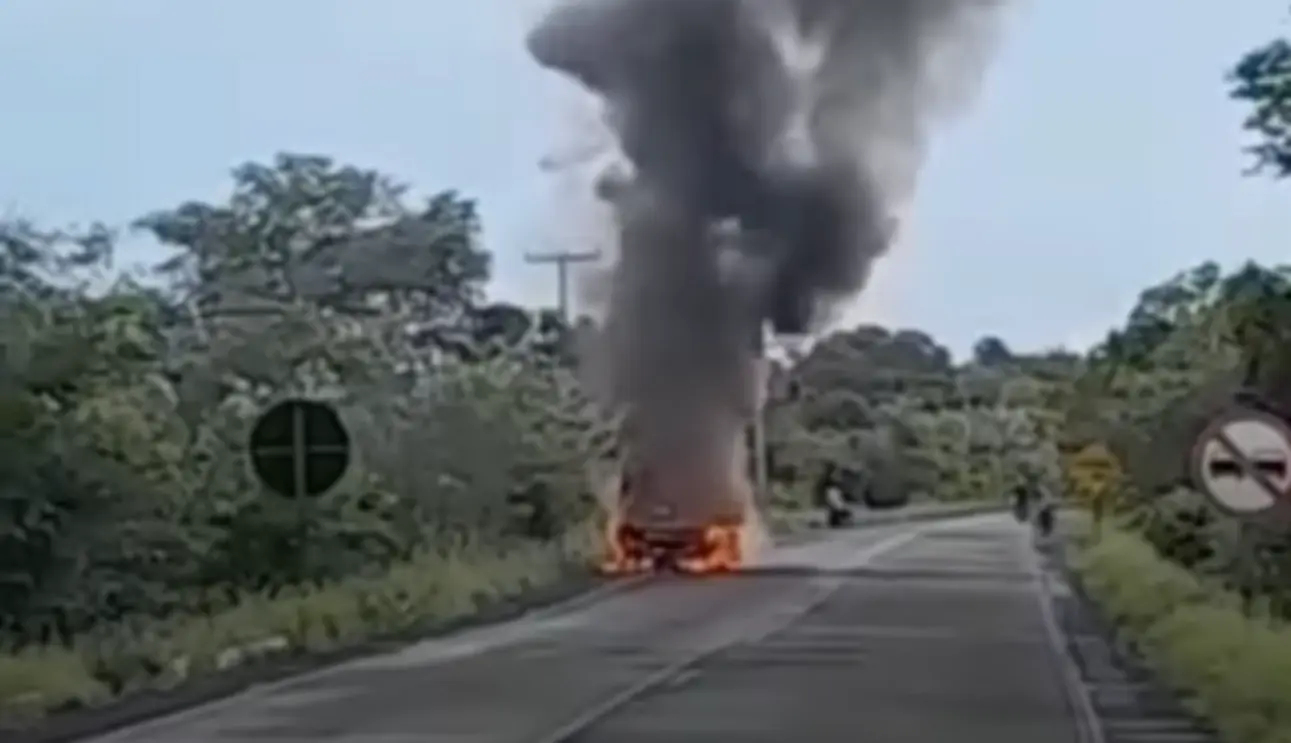 Ambulância pega fogo durante transporte de paciente em rodovia do Piauí 1 Ambulância Fiat Doblò da frota municipal de Sigefredo Pacheco destruída por incêndio durante transporte de paciente no Piauí
