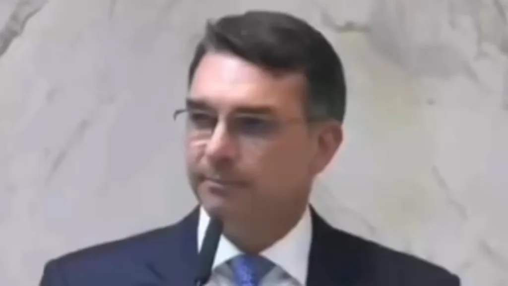 Flávio Bolsonaro discursa na Assembleia Legislativa de São Paulo defendendo endurecimento de penas para agressores de mulheres e chefes de facções
