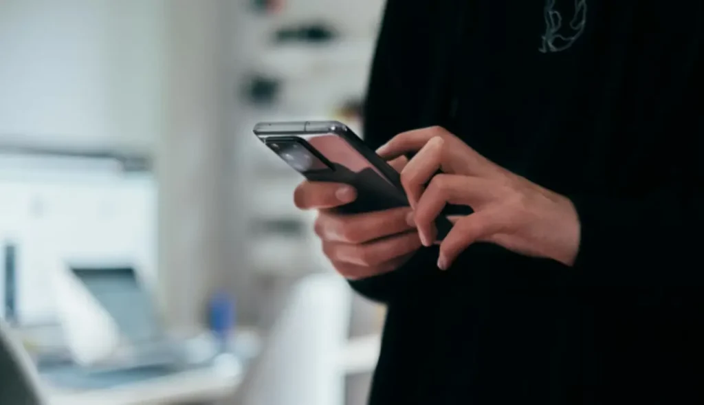homem segurando um celular.